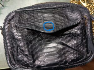 マグネットボタン取り付け後のパイソンレザーバッグ