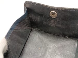 修理前の小銭入れの内装