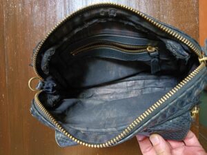 修理前のパイソンレザーバッグ内装