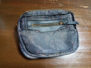 修理前のパイソンレザーバッグを裏返した状態