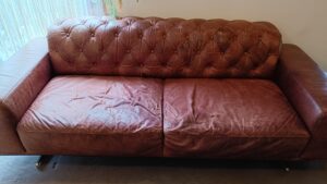修理前の本革ソファ