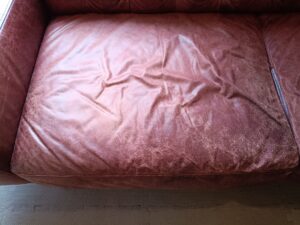 修理前の革ソファ座面のスレ