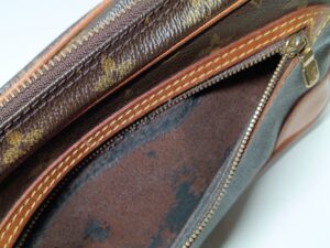 修理前のルイ・ヴィトンセカンドバッグポケット内部の剥がれ