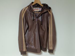 【革ジャケット修理】液体がしみて乾燥し変形してしまった部分を修復