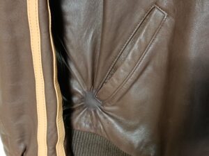 修理前のショットのレザージャケットの変形した部分