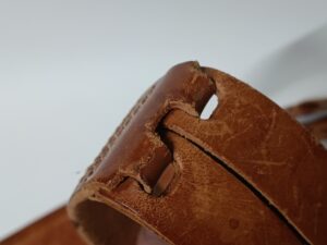 修理前のベルトの革の切れかけた部分