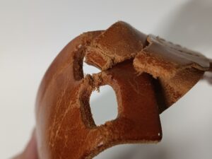 周囲前のベルトの革切れ部分