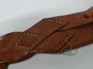 修理前のベルトの糸ほつれ部分