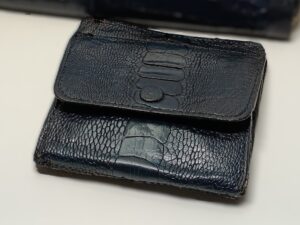 修理後の革の小銭入れ