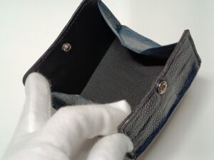 内装修理後の革の小銭入れ