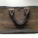 修理前の色褪せたクロコダイルレザーバッグ