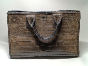 【クロコ革バッグ修理】気になる色褪せをリカラーで美しい色艶に再生！