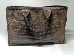 修理前の色褪せたクロコダイルレザーバッグ反対の面