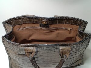 修理前の色褪せたクロコダイルレザーバッグの内側