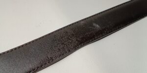 修理前のダンヒルのベルトの表皮の傷み