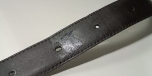 修理前のダンヒルのベルトの表皮のただれ