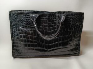 リカラー修理後のクロコダイルレザーバッグの反対の面