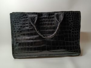 リカラー修理後のクロコダイルレザーバッグ