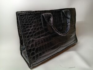 リカラー修理後のクロコダイルレザーバッグの斜めアングル