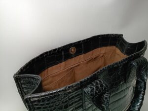 リカラー修理後のクロコダイルレザーバッグの内側