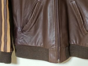 部分修理後のショットのレザージャケット