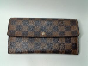 【ルイ・ヴィトン財布部分修理】折り曲げ部分の糸ほつれ、コバの傷みを綺麗に補修