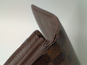 修理前のルイ・ヴィトンダミエ長財布の糸ほつれとコバの傷み