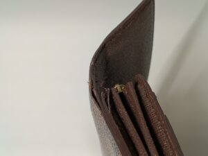 修理前のルイ・ヴィトンダミエ長財布の折り曲げ部分の傷み