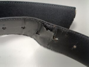 修理前のグッチのベルトの革剥がれ