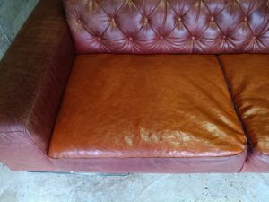 革張替え後のソファ座面