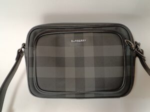 【バーバリー バッグ部分修理】アルコール消毒液の付着による色剥げを綺麗に補修