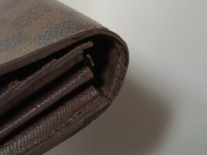 修理後のルイ・ヴィトンダミエ長財布のコバ