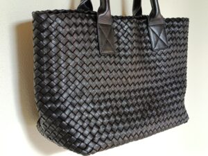 カラーチェンジ後のボッテガ・ヴェネタのトートバッグ斜めアングル