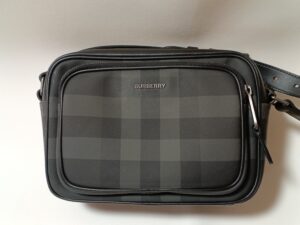 修理後のバーバーリーのショルダーバッグ