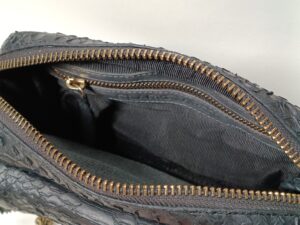 修理後のパイソンレザーバッグ内装