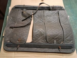 修理前のラジエーターカバーの紐の劣化
