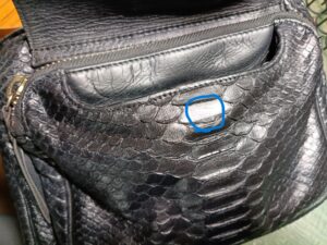 マグネットボタン取り付け後のパイソンレザーバッグ