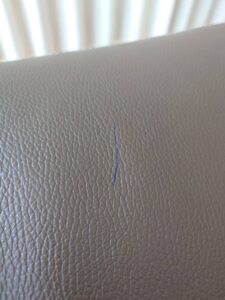 修理前のカリモクソファのボールペン跡