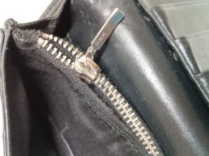 修理前の長財布の小銭入れファスナーの破れ箇所