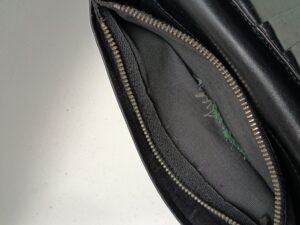 修理前の長財布の小銭入れの内装破れ