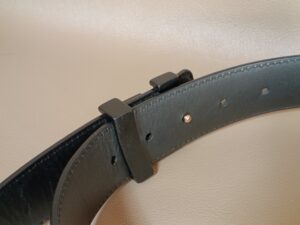 修理後のルイ・ヴィトンベルトバックルのギボシを穴に留めた状態