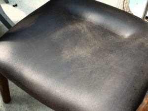 修理前のダイニングチェア座面