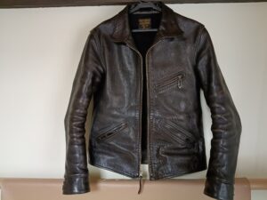【革ジャケット部分修理】縫製が切れて穴が開いた袖を綺麗に再生