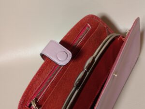 カラーチェンジ後のダコタの財布内側