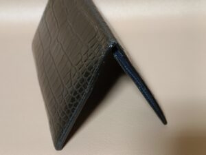 修理後のエルメス長財布の端面