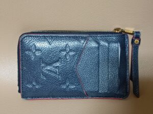 修理前のルイ・ヴィトンカード＆小銭入れのカード入れ側