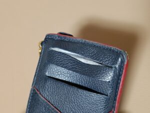 修理前のルイ・ヴィトンカード＆小銭入れのカード入れ内装の剥がれ