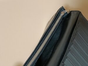ファスナー交換修理後の長財布の小銭入れ