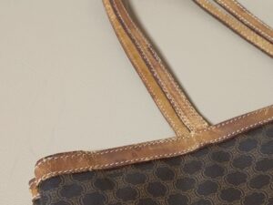 修理前のセリーヌのトートバッグ開口部の縁革の傷み