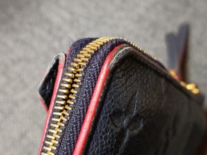 修理前のルイ・ヴィトンカード＆小銭入れのコバ剥がれ、ファスナー不具合